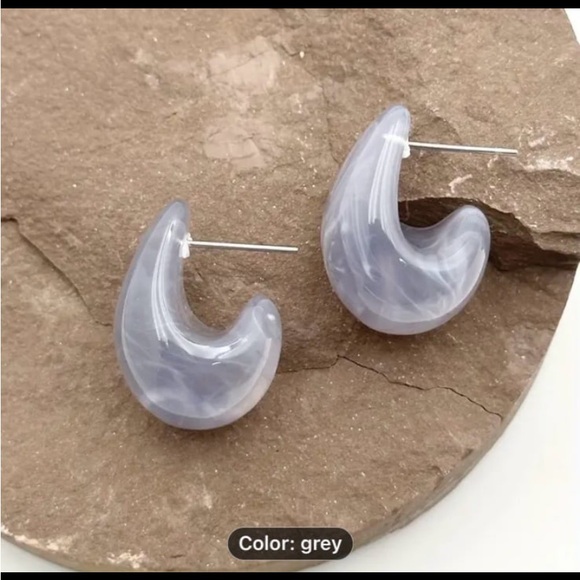 New! Women Chic Vintage-Inspired Grey - Tone Resin Teardrop Stud Earrings - Picture 1 of 4